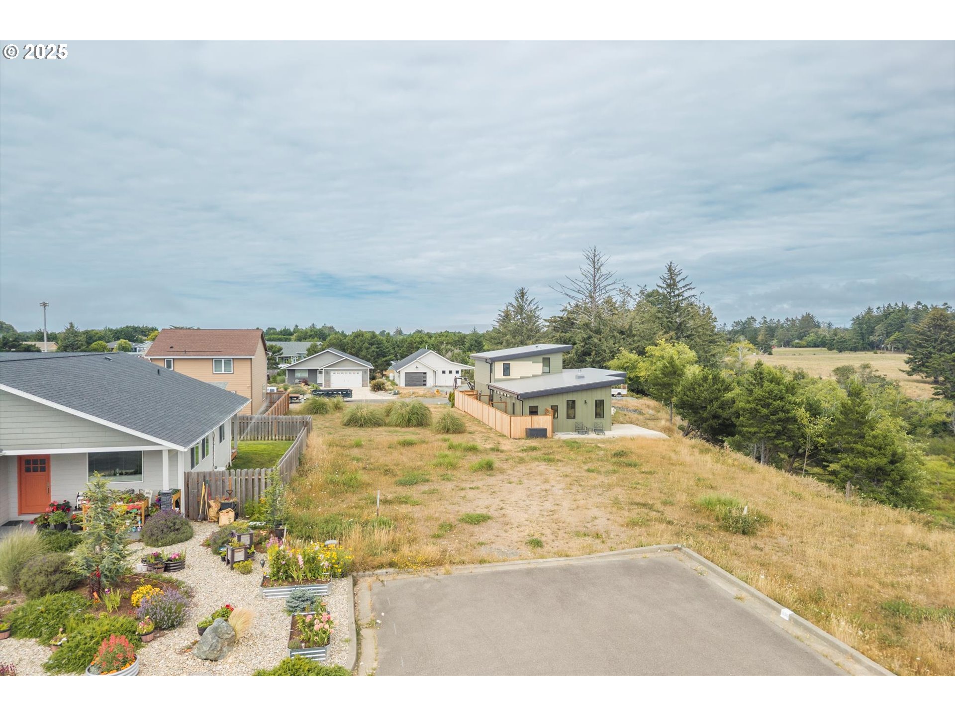 636 SEACREST DR